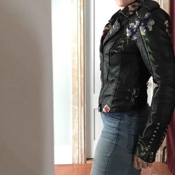 Blank NYC Jackets & Blazers - Gorgeous Blank NYC floral embroidered jacket